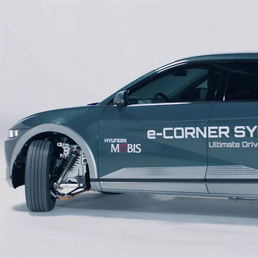 Ioniq 5 від Hyundai. Унікальною особливістю цього авто є колеса, які повертаються на 90 градусів, що дозволяє автомобілю рухатися боком. За словами виробника, ця технологія дозволить автомобілю швидше змінювати напрямок руху та полегшить паралельне паркування.