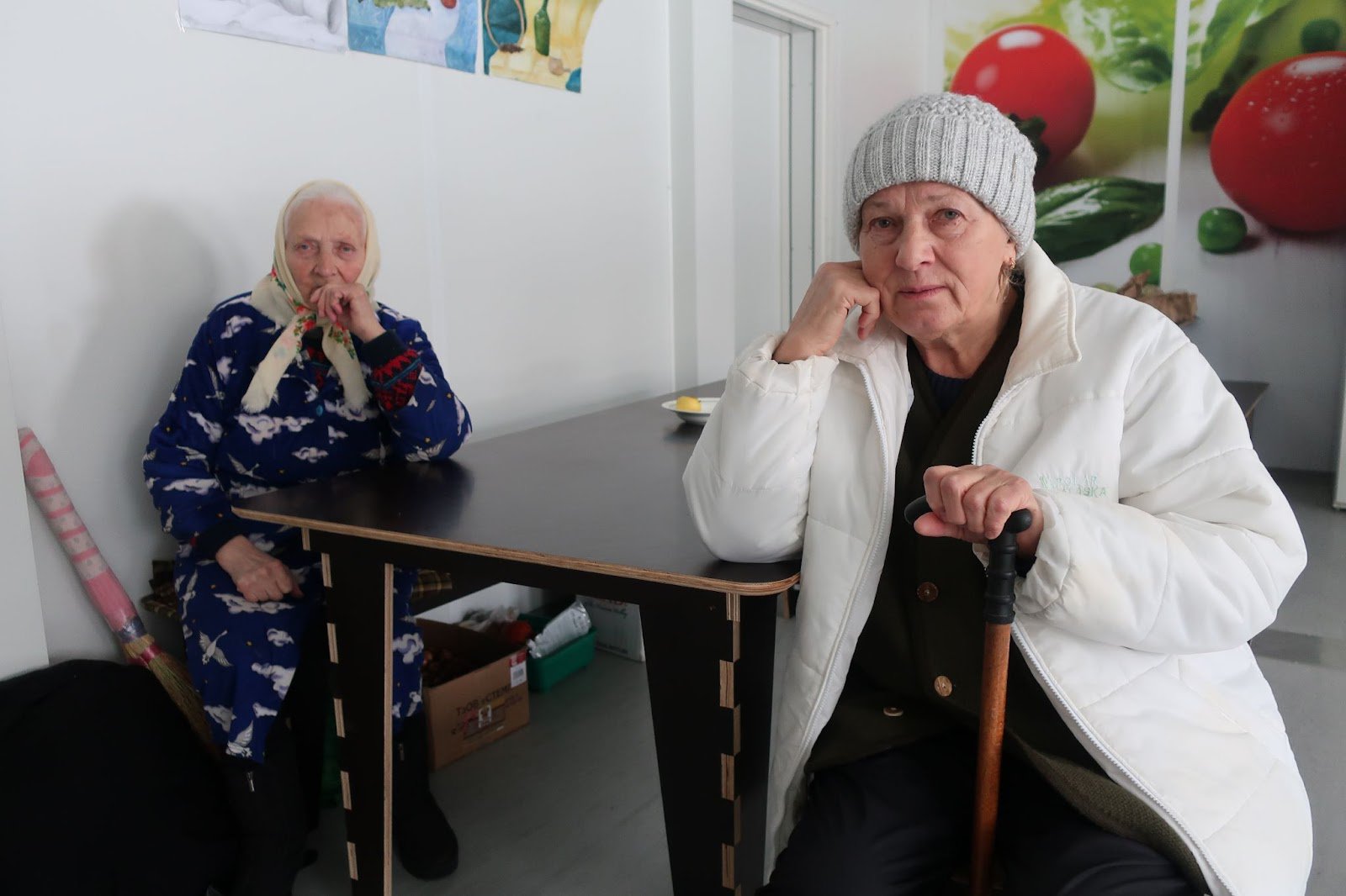 Зліва направо: 82-річна Марія Саволій та 70-річна Анна Довбиш у їдальні модульного блоку на лижній базі