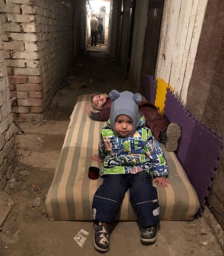 Діти Ольги на матраці в підвалі свого будинку