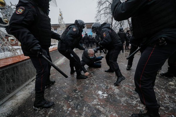 «Люди стали зліші» у відповідь на агресію ОМОНу: протести в РФ у кількох відео