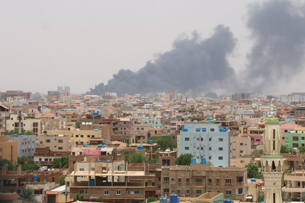Дим піднімається над постом, що належить Силам швидкого реагування, після атаки безпілотників суданської армії в Хартумі. ФОТО: WANG HAO/ZUMA PRESS
