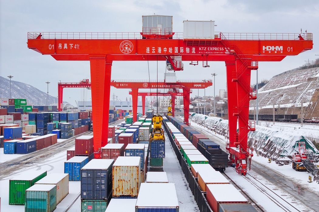 Порт у Ляньюньгані, Китай, який обслуговує транскордонну торгівлю з Казахстаном. ФОТО: CFOTO/ZUMA PRESS