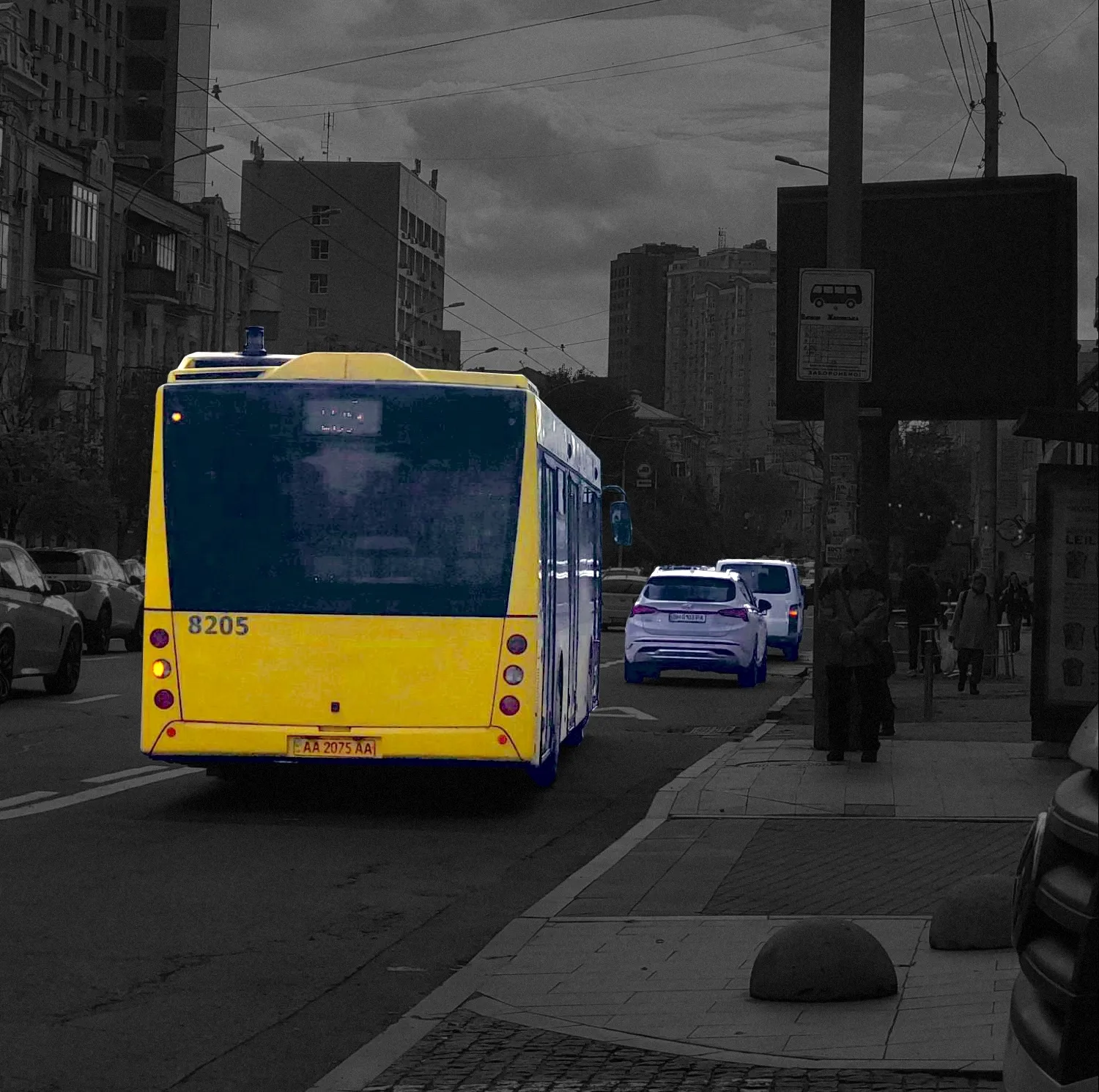 Приватні машини займають смугу громадського транспорту на вулиці Антоновича