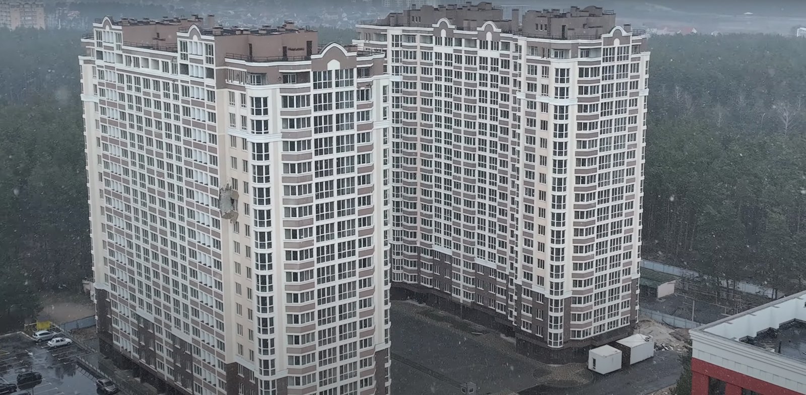 Південна околиця Ірпеня, найближча до Києва. ЖК “Сяйво-2” на понад 500 квартир. Ураження зовнішніх стін у порівнянні з іншими – мінімальні. На будинки накладався арешт у 2019 році, введені в експлуатацію у 2020-му. Станом на сьогодні будинки майже не заселені, інфраструктура поблизу – нерозвинена