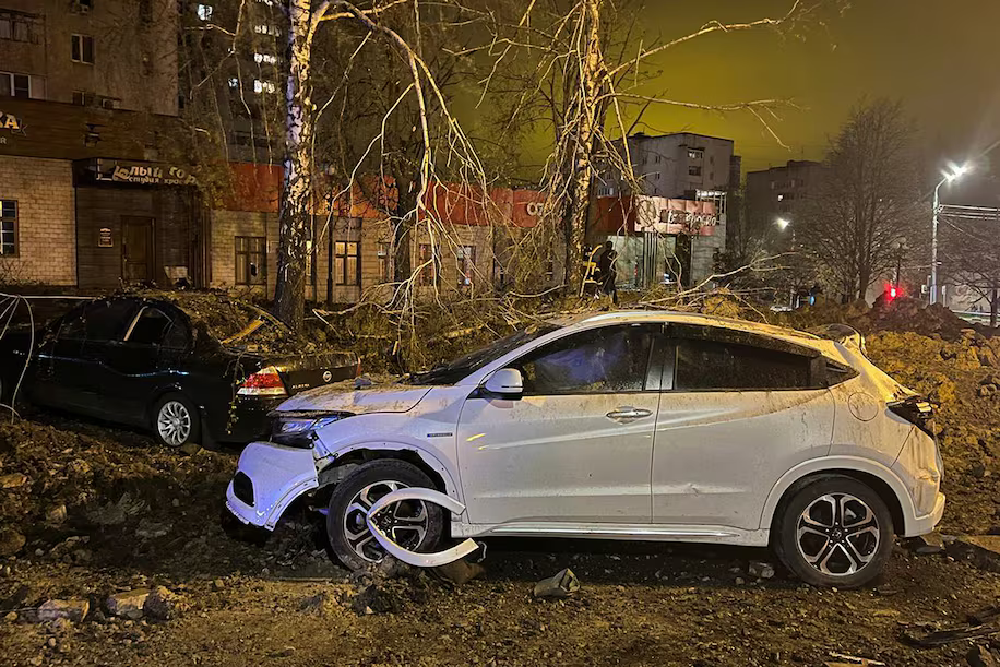 Вирва у Бєлгороді через падіння російської бомби. Джерело фото: WP