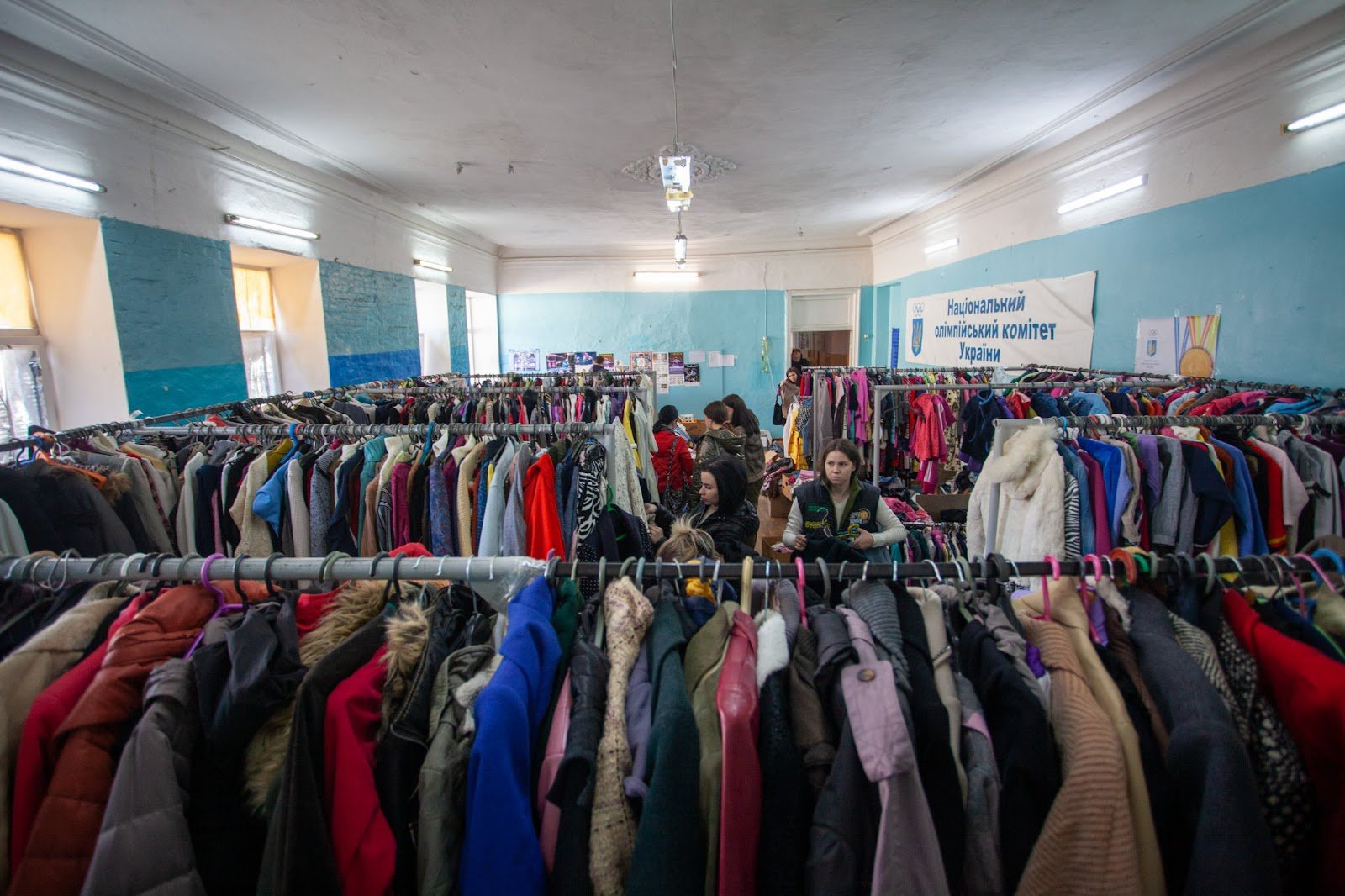 Кімната, в якій переселенці можуть обрати собі одяг