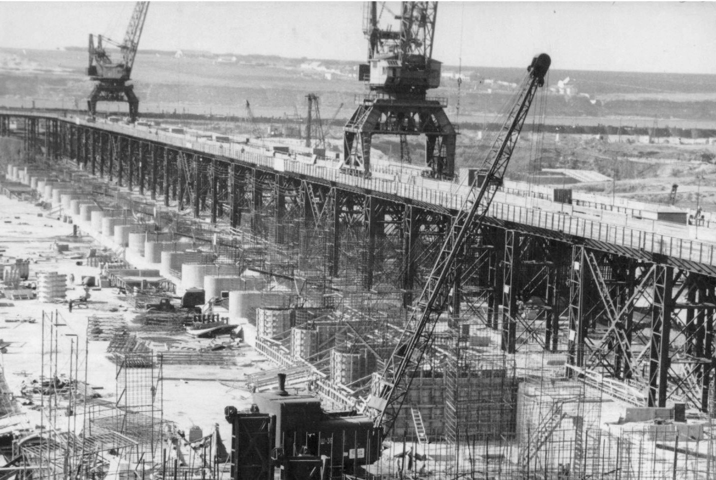 Будівництво Каховської ГЕС, 20 серпня 1954 року. Джерело: ЦДАЕА/Facebook