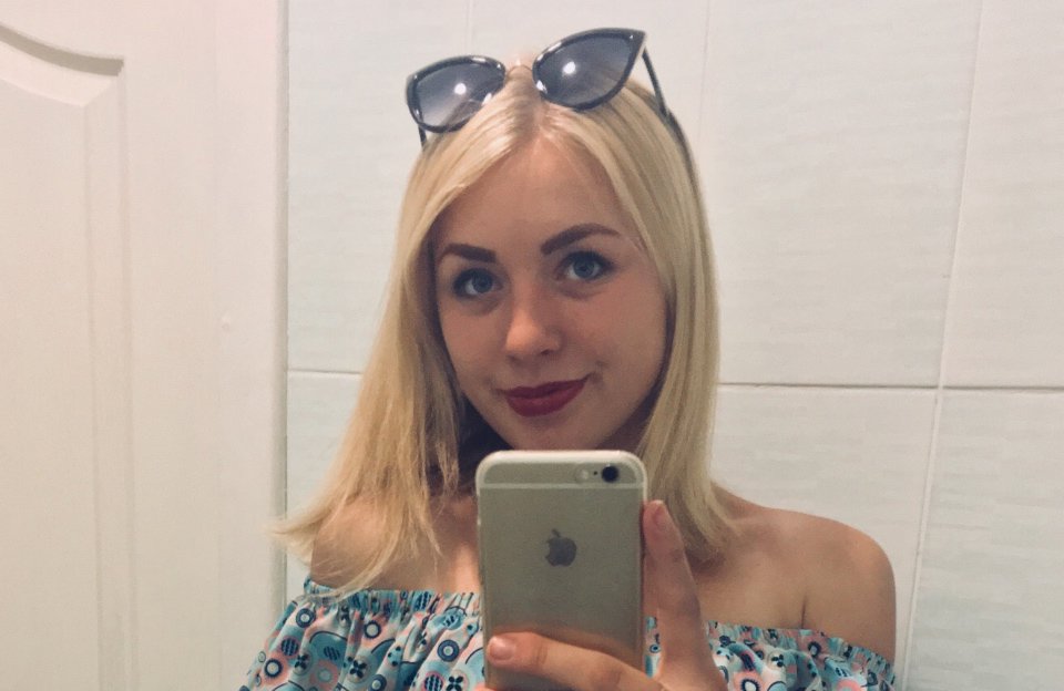 Каріна Дячун і її iPhone (не той,  на який біс поплутав)