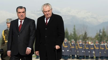 На знімку від 26 листопада 2014-го – президент Чехії Мілош Земан із президентом Таджикистану Емомалі Рахмоном під час церемонії вітання в аеропорту Душанбе