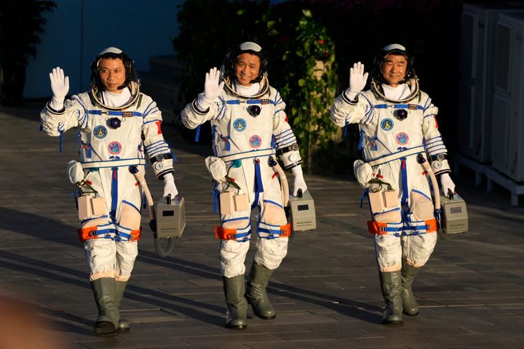 Китайські астронавти готуються зійти на борт космічного корабля «Шеньчжоу-12» та вирушити у космос на орбітальну станцію Китаю «Тяньхе», 17 червня 2021 року Фото: AP Photo/Ng Han Guan
