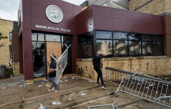Фото дня: протест у Мінесоті через убивство людини поліцейськими