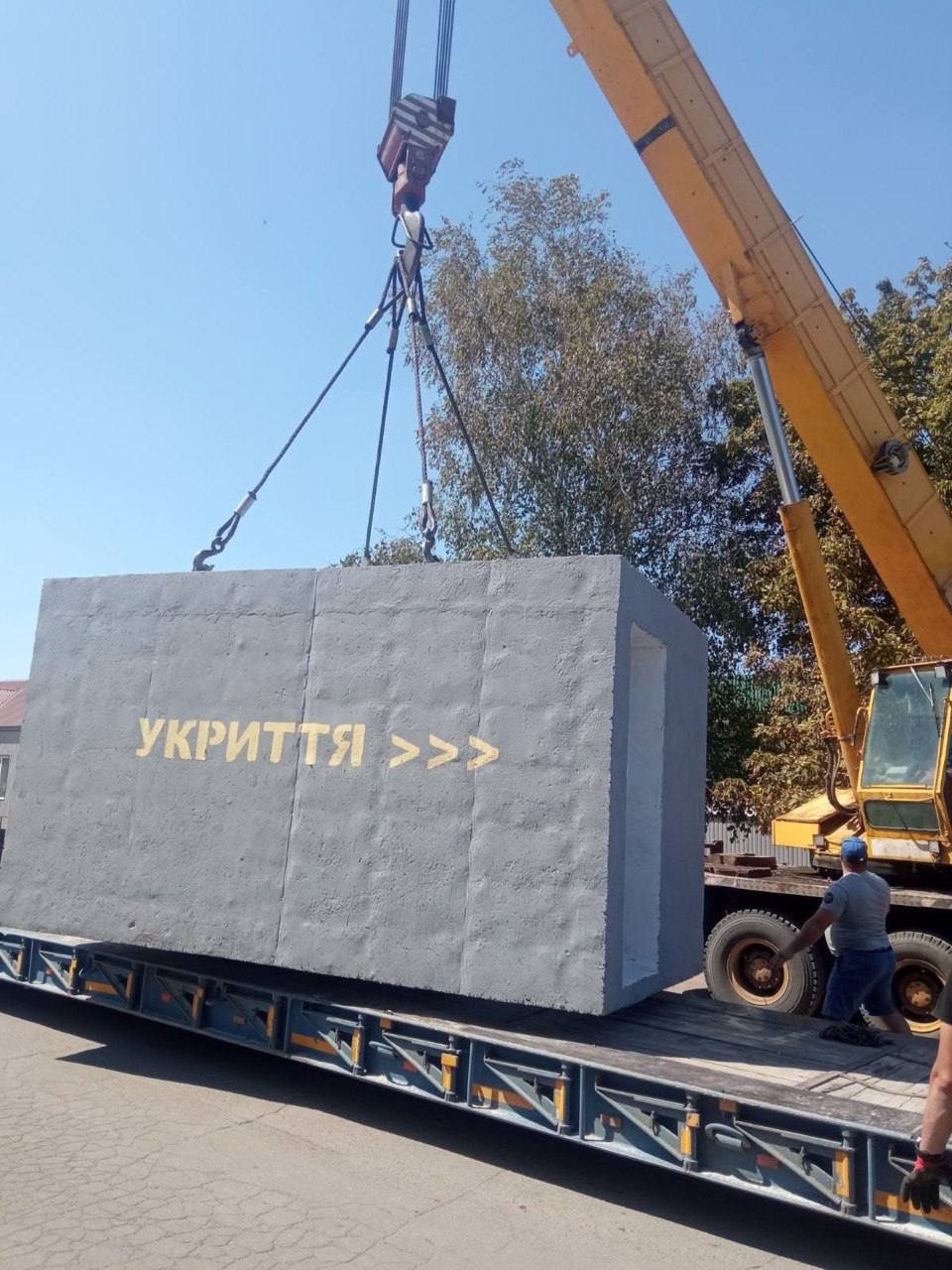 Установка мобільного укриття в Борозенській громаді на Херсонщині влітку 2025 року. Фото: Херсонська ОДА