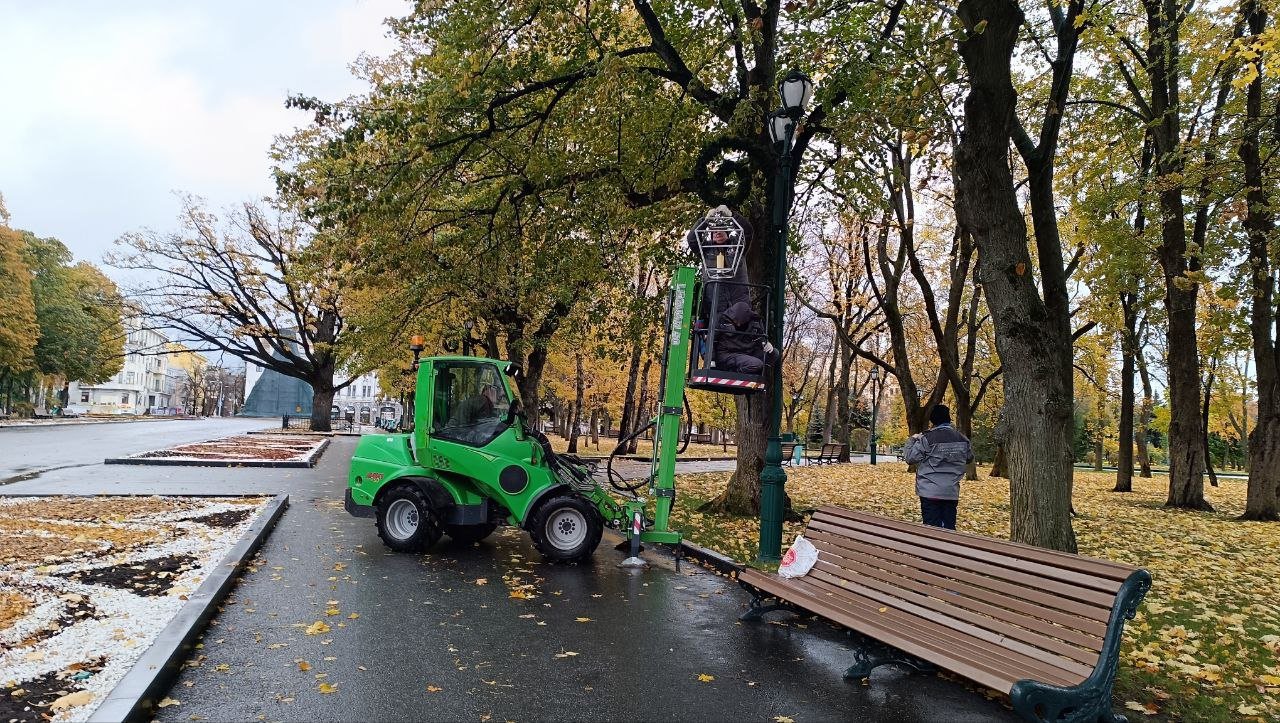 У прифронтовому Харкові встановлюють новорічні прикраси. Фото: Харківська міськрада