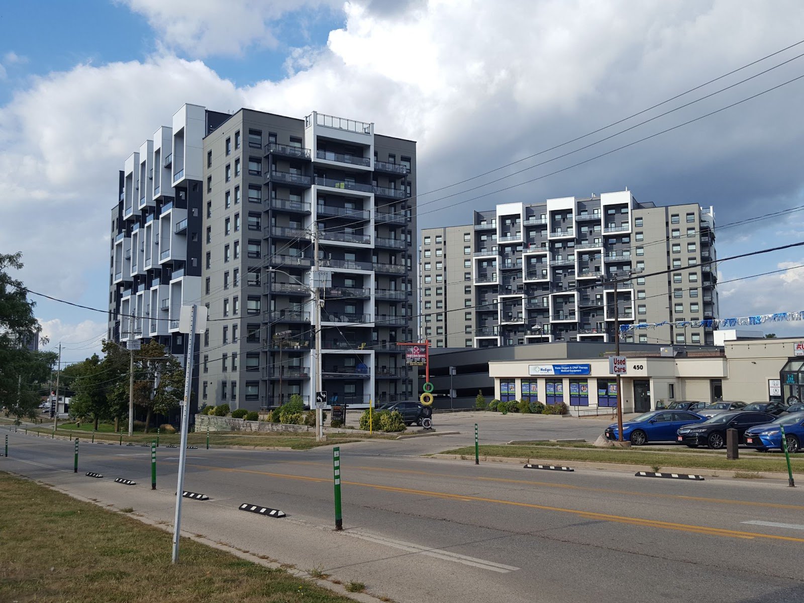 Багатоповерхові будинки, м. Кітченер, Онтаріо, серпень 2022 року