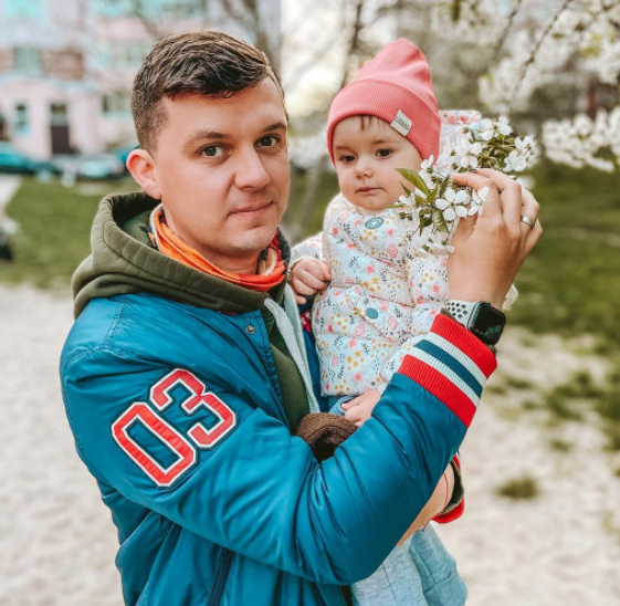 Oleksandr Ostapa with his daughter Solomia