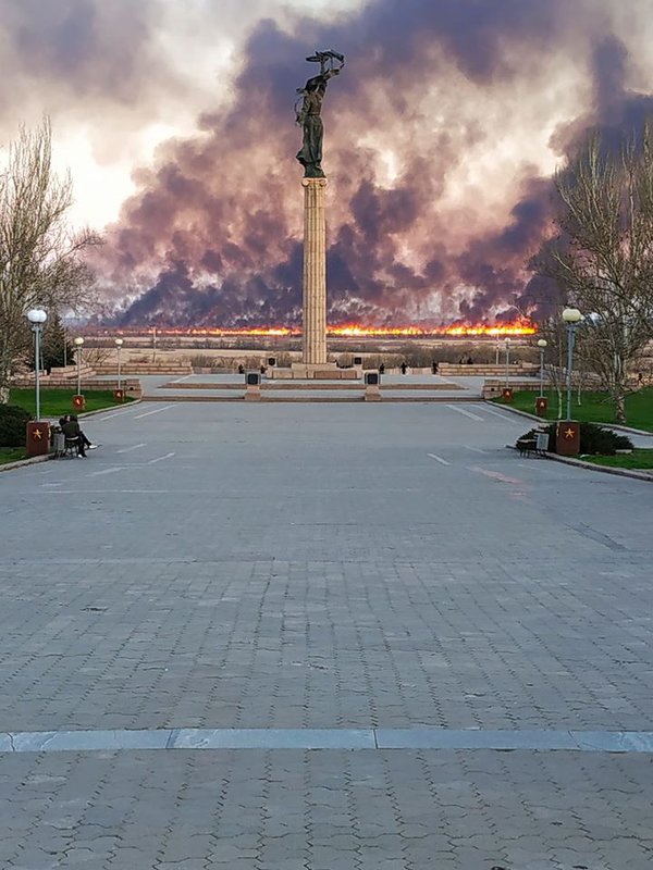 Навпроти Херсону – велика пожежа очерету (ФОТО)