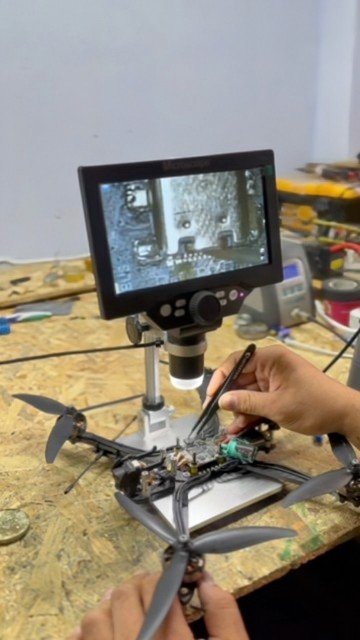 Інженер із ремонту дронів за роботою. Фото надали герої публікації