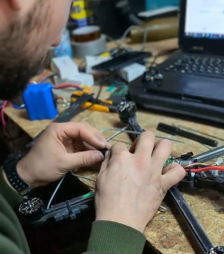 Інженер у майстерні дронів за роботою. Фото надали герої публікації