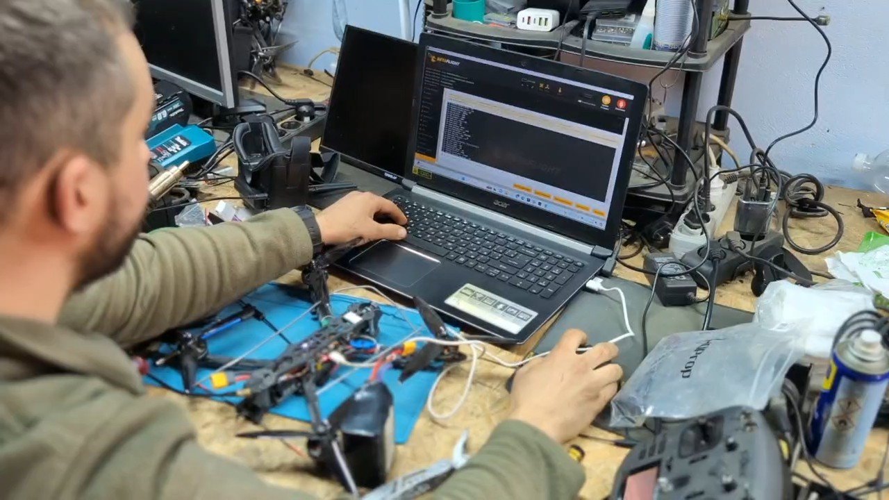 Інженер із ремонту FPV-дронів за роботою. Фото надали герої публікації