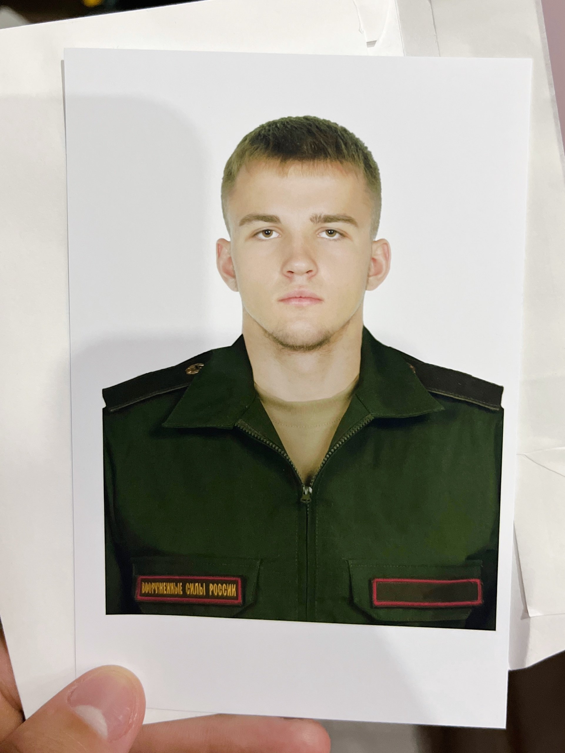 Єдина фотографія, яку опублікував рядовий Ніколай Сєдих у цьому статусі, супроводжується піснею «Полюби кого-то не в погонах»