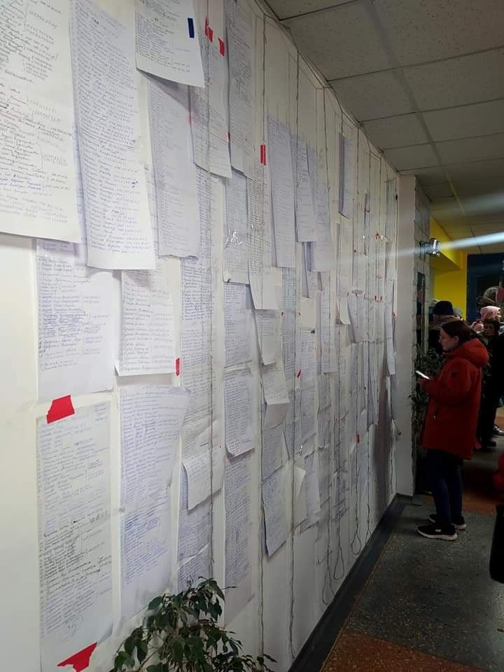 Стіна у бердянському центрі допомоги біженцям з Маріуполя. На ній - списки людей на евакуацію у центрі збору. Фото авторки