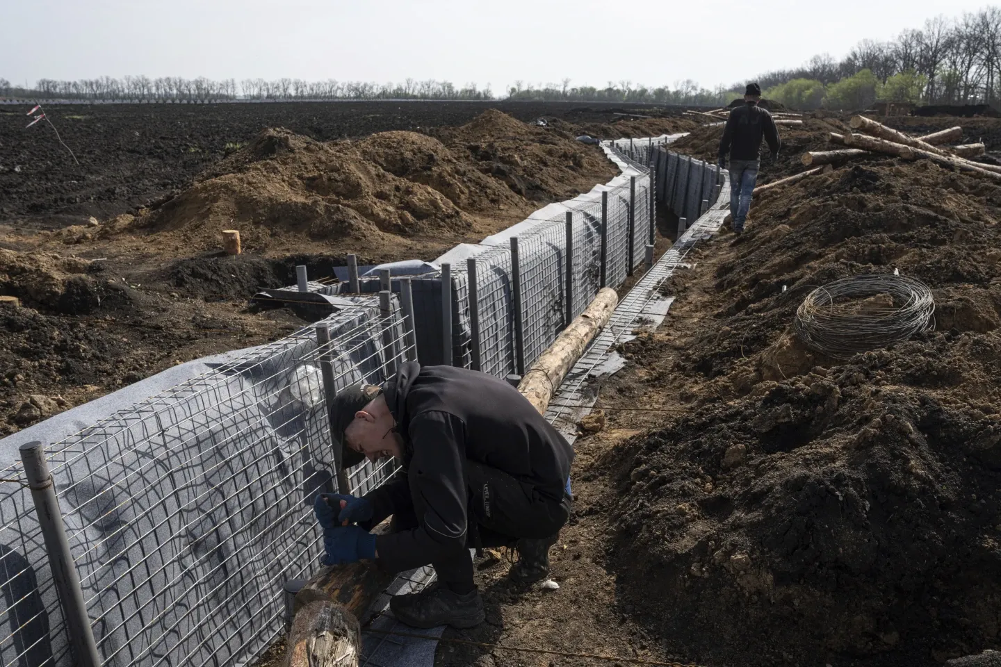 Нові оборонні позиції поблизу російського кордону в Харківській області, 17 квітня 2024 р. (AP Photo/Євгеній Малолетка)