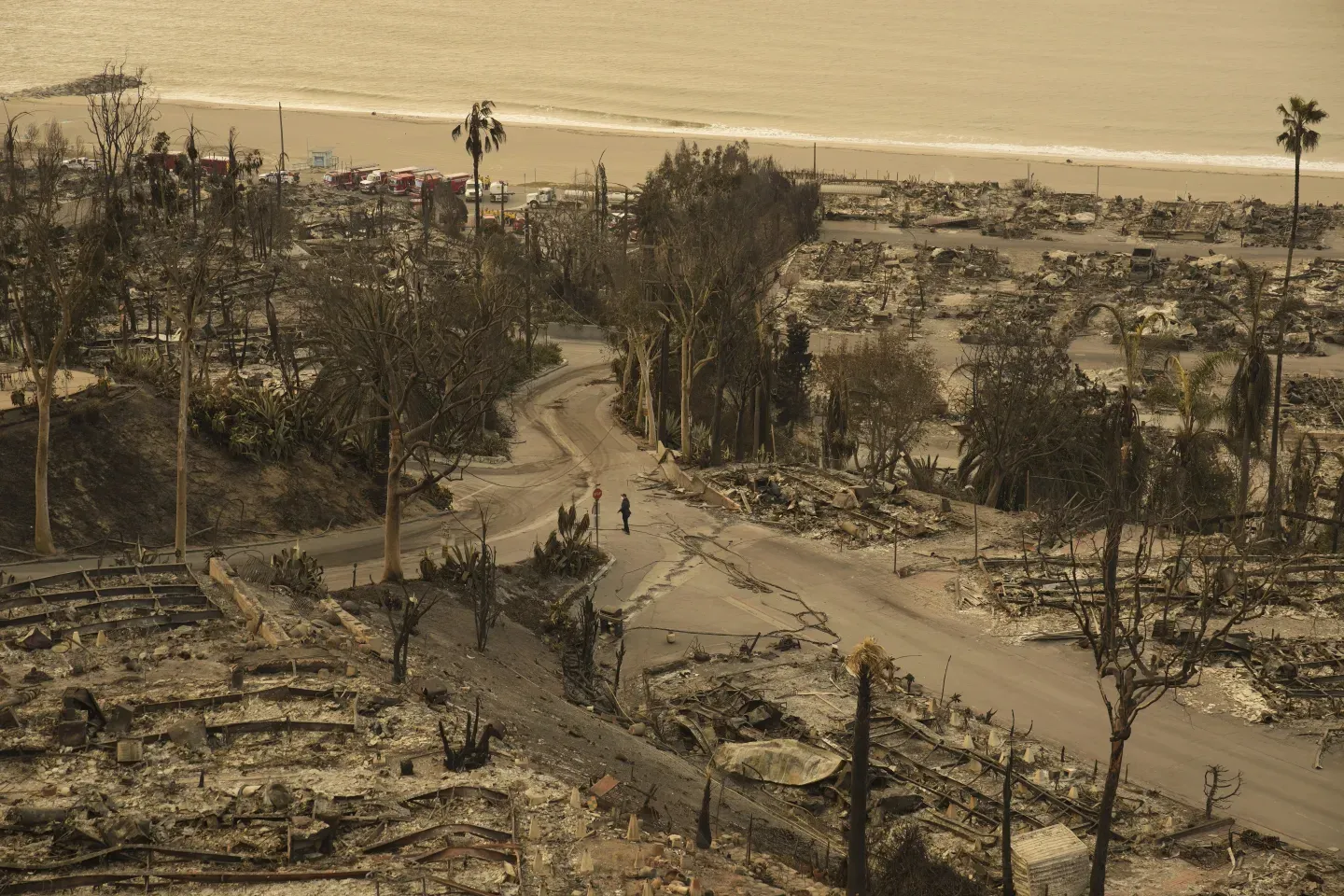 Людина йде вулицею після пожежі Palisades в районі Pacific Palisades в Лос-Анджелесі, у суботу, 11 січня 2025 року. (AP Photo/John Locher)