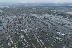 Попередній перегляд Houses are seen underwater in the flooded town of Oleshky, Ukraine, June 10, 2023. Photo: AP